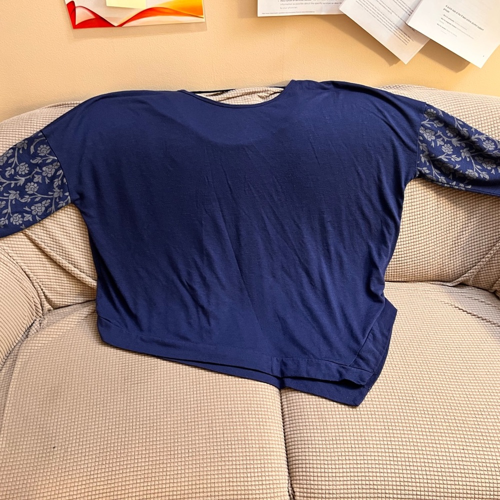 GAIAM Dark Blue Yoga shirt, Patterned Sleeves
